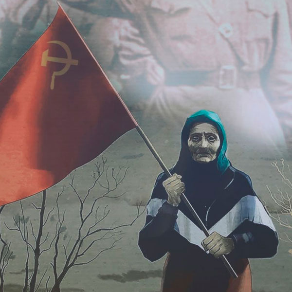 Бабушка с флагом СССР